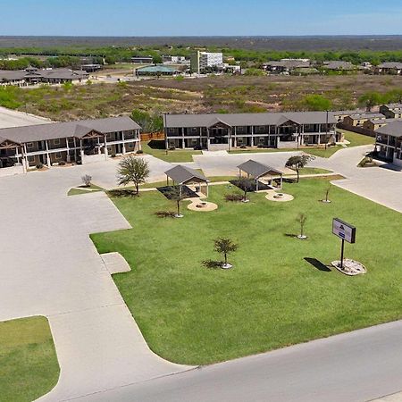 Eagle'S Den Suites Cotulla A Travelodge By Wyndham Esterno foto