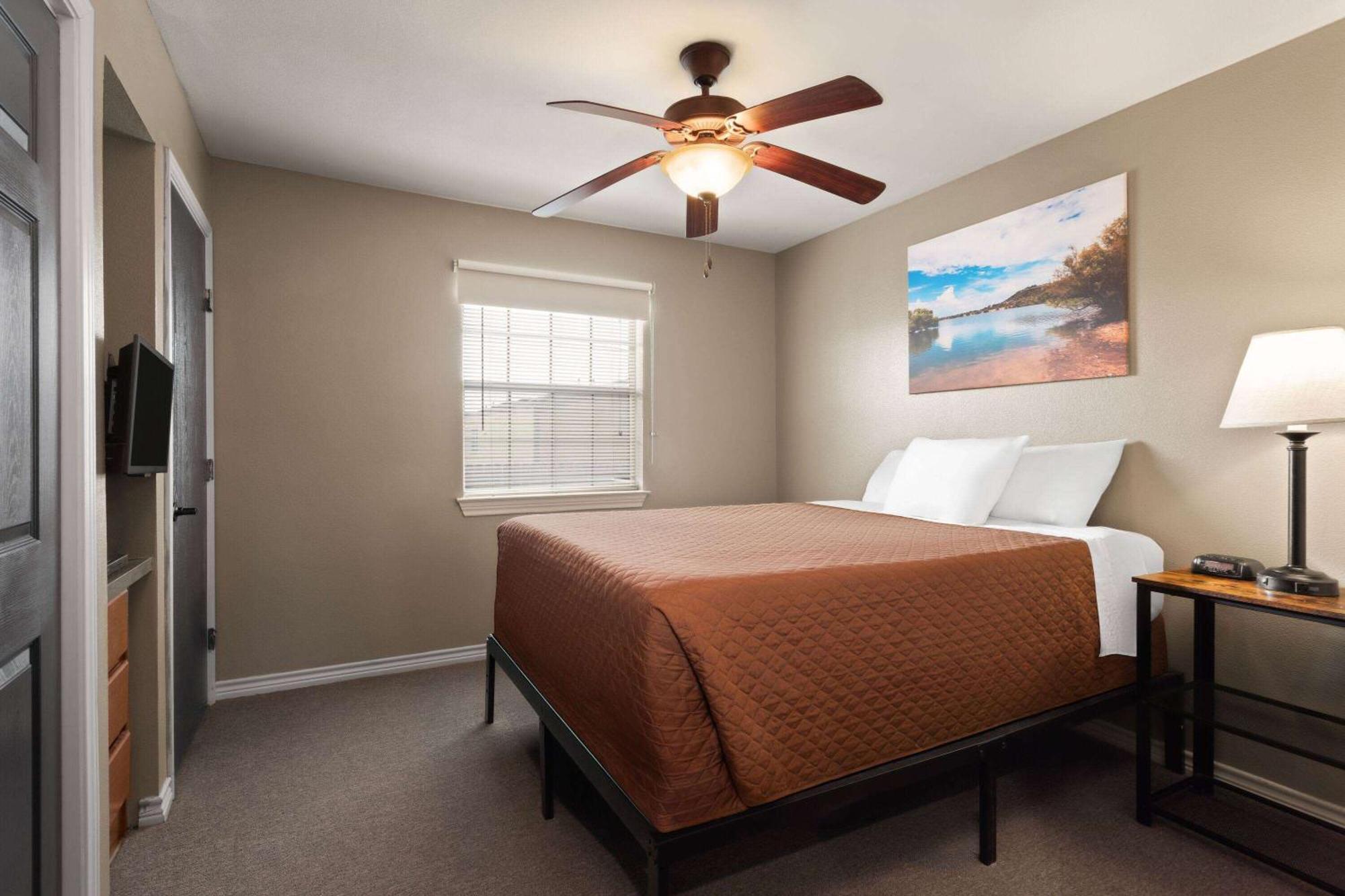 Eagle'S Den Suites Cotulla A Travelodge By Wyndham Esterno foto