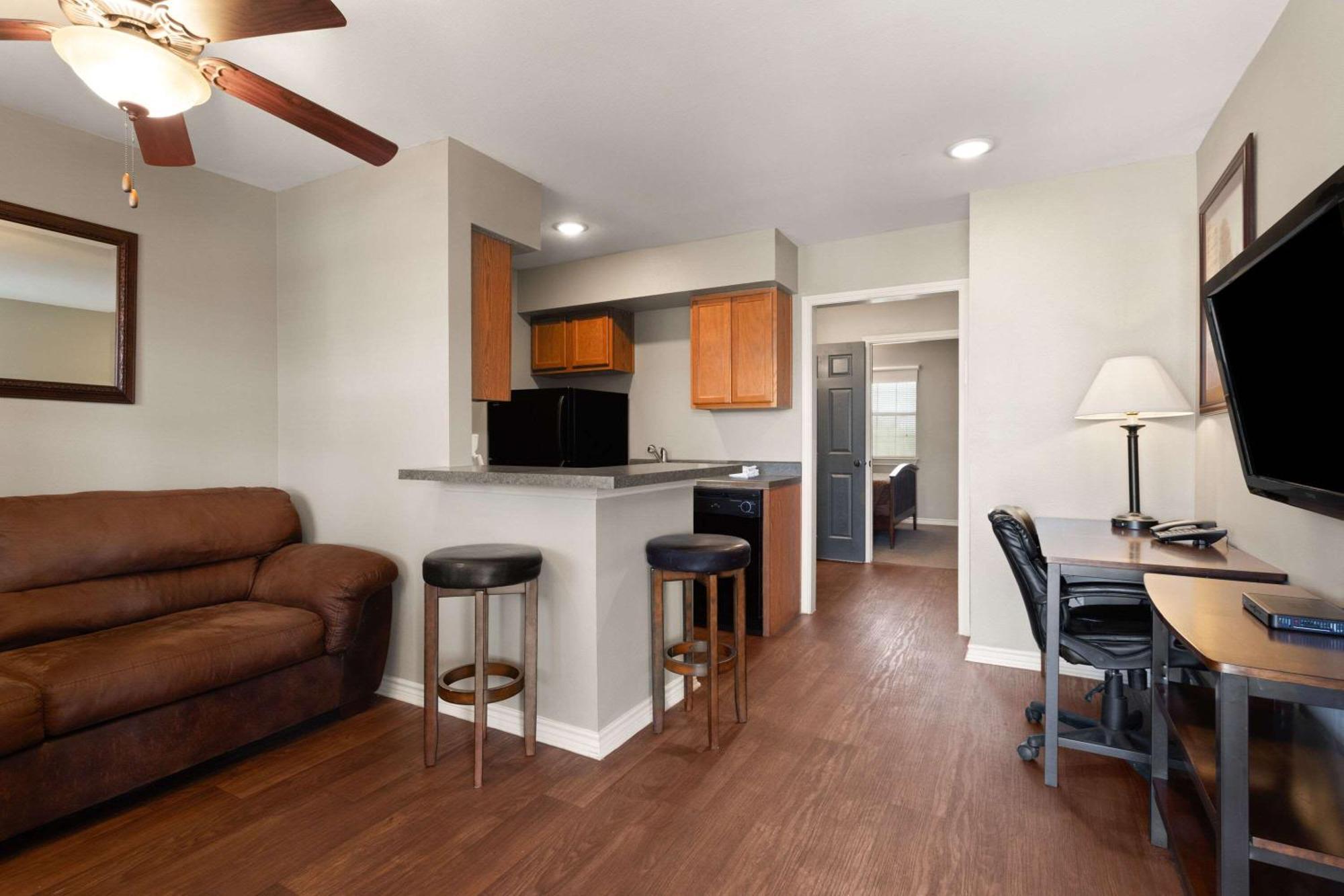 Eagle'S Den Suites Cotulla A Travelodge By Wyndham Esterno foto