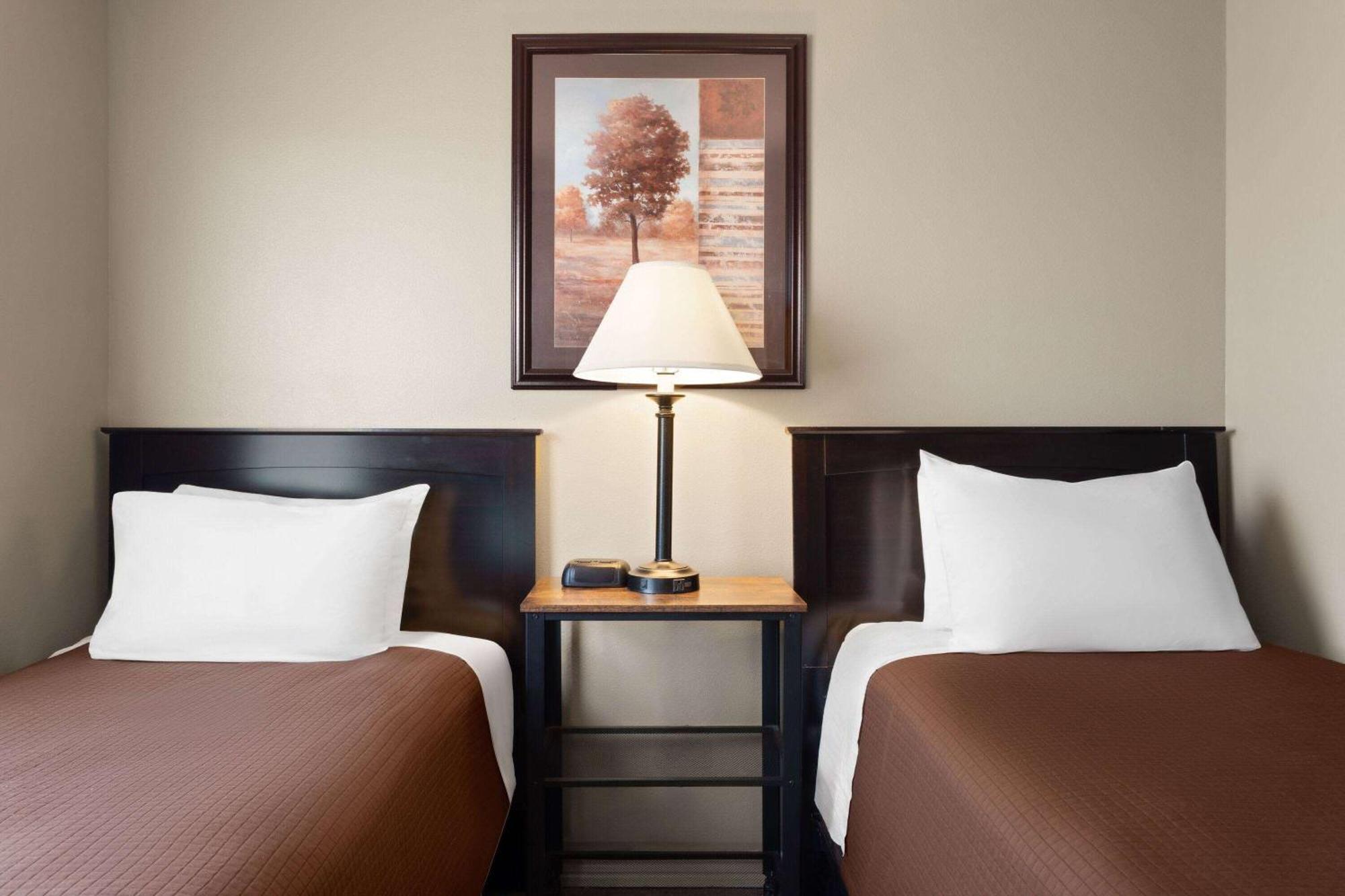 Eagle'S Den Suites Cotulla A Travelodge By Wyndham Esterno foto