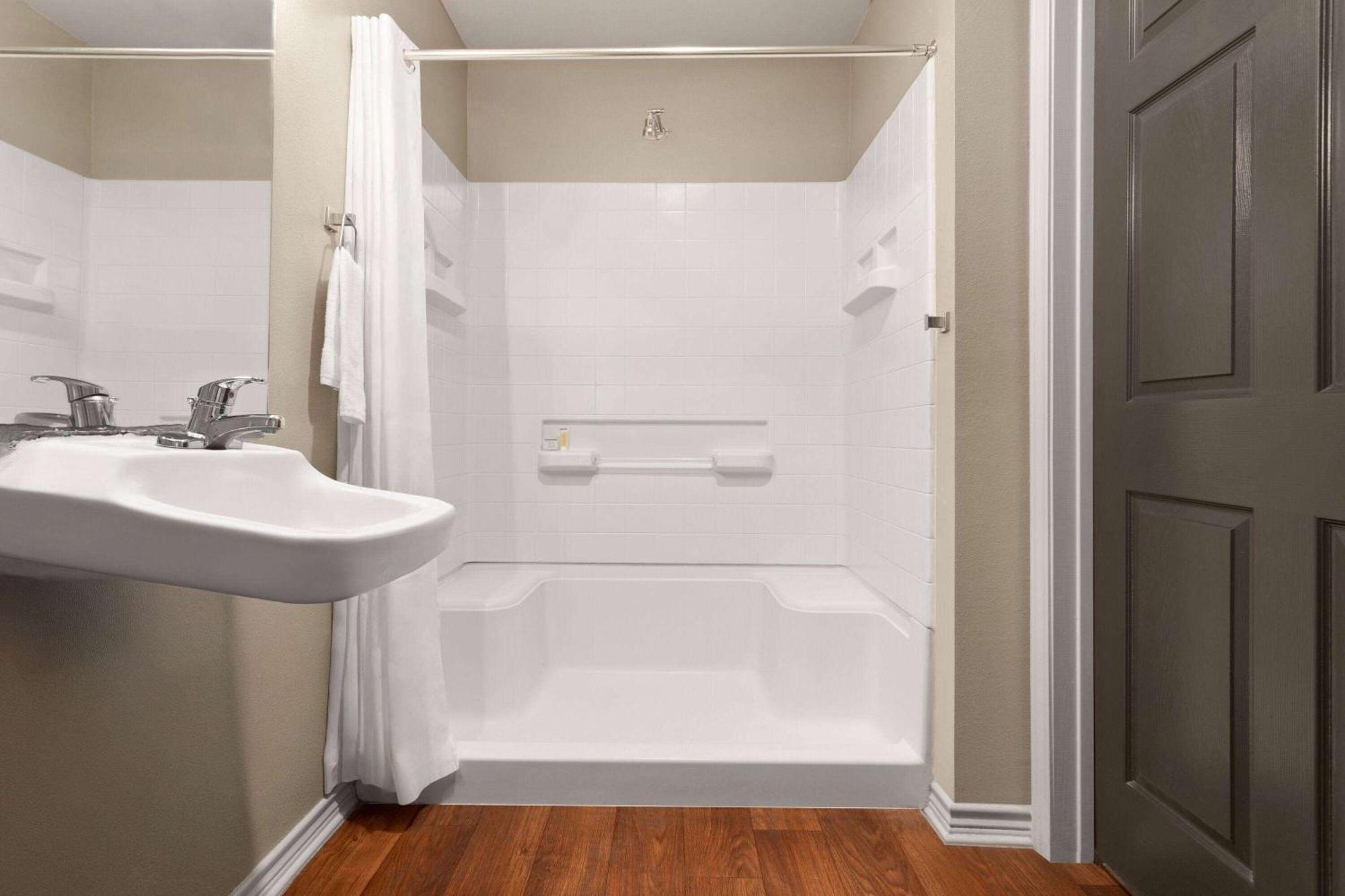 Eagle'S Den Suites Cotulla A Travelodge By Wyndham Esterno foto