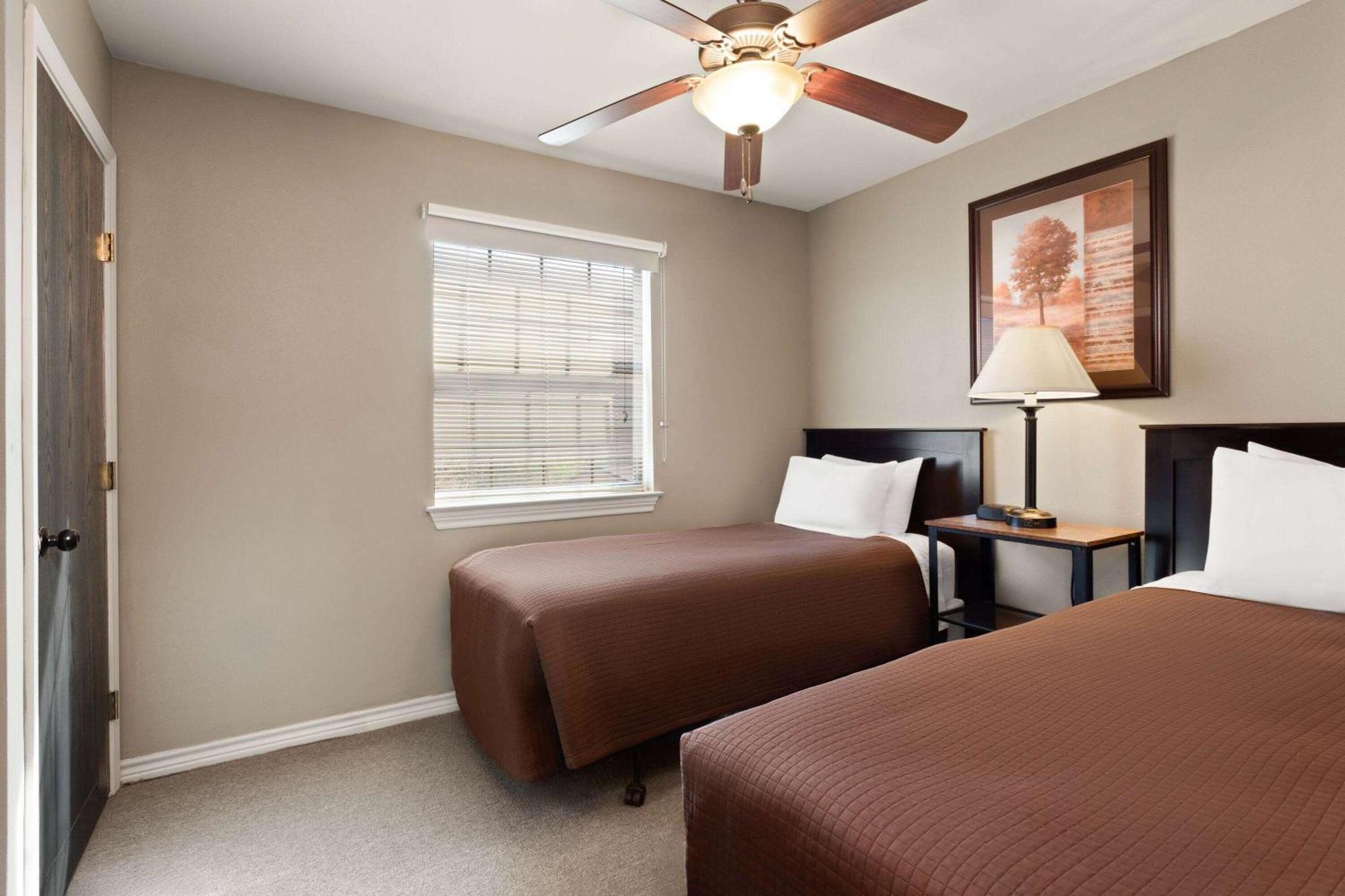 Eagle'S Den Suites Cotulla A Travelodge By Wyndham Esterno foto