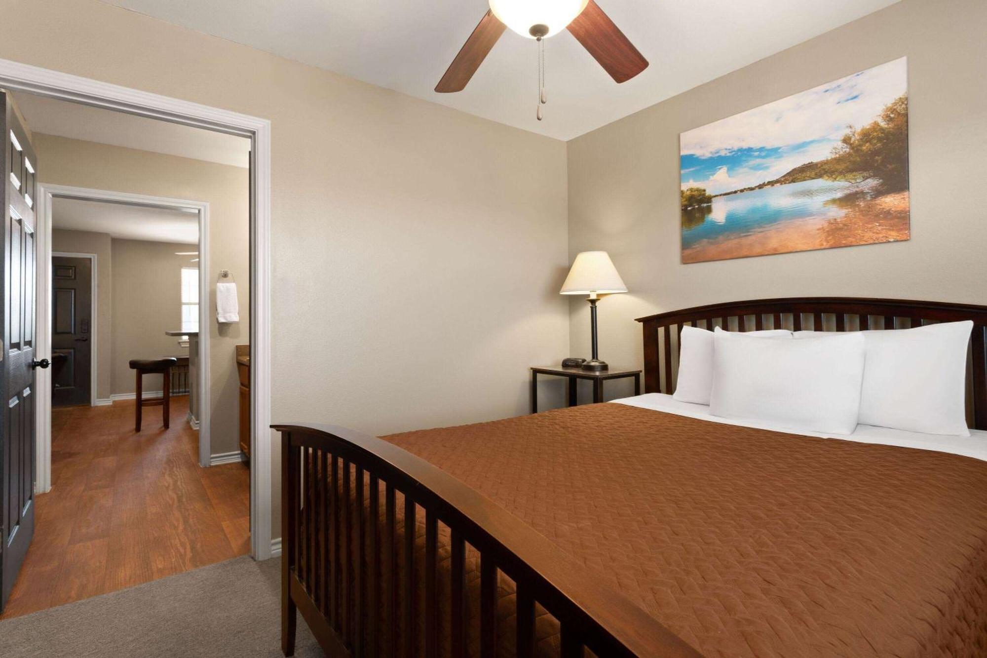Eagle'S Den Suites Cotulla A Travelodge By Wyndham Esterno foto