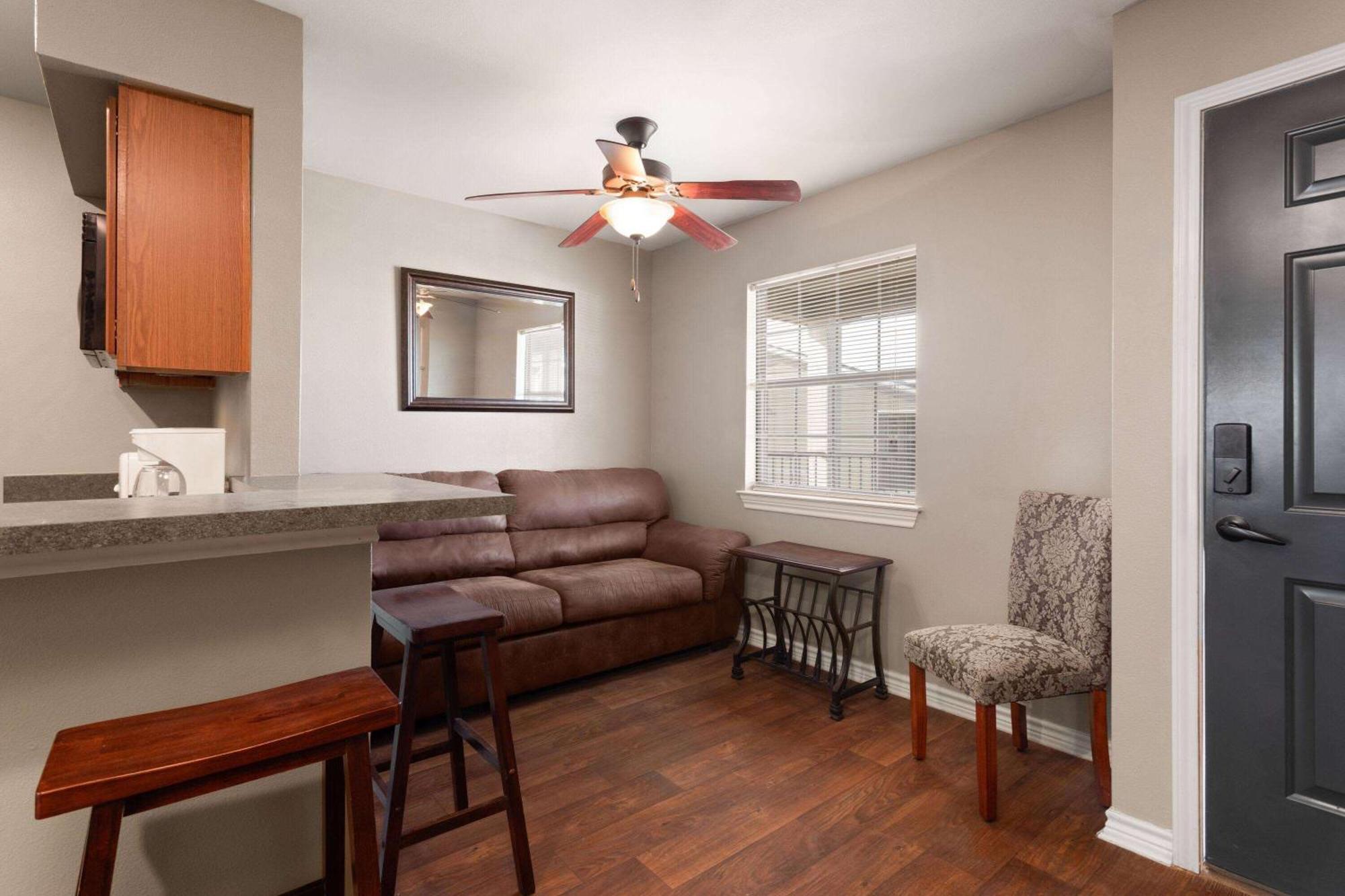 Eagle'S Den Suites Cotulla A Travelodge By Wyndham Esterno foto