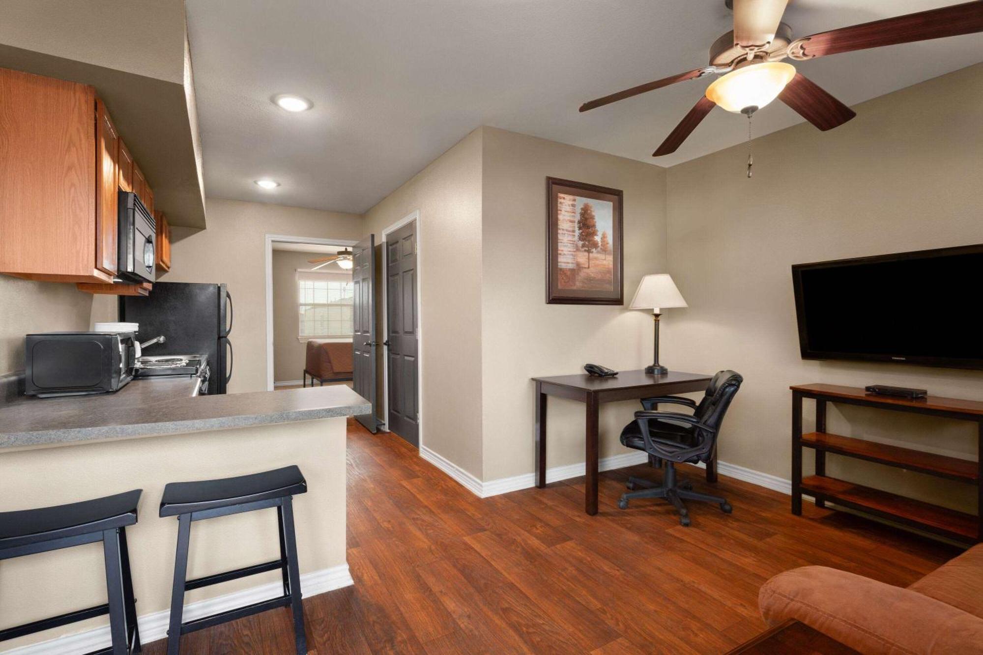 Eagle'S Den Suites Cotulla A Travelodge By Wyndham Esterno foto