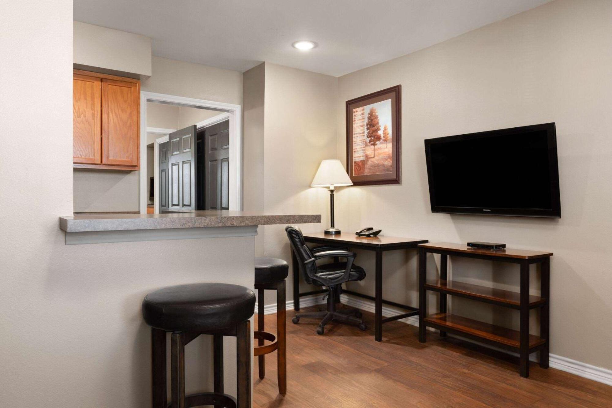 Eagle'S Den Suites Cotulla A Travelodge By Wyndham Esterno foto