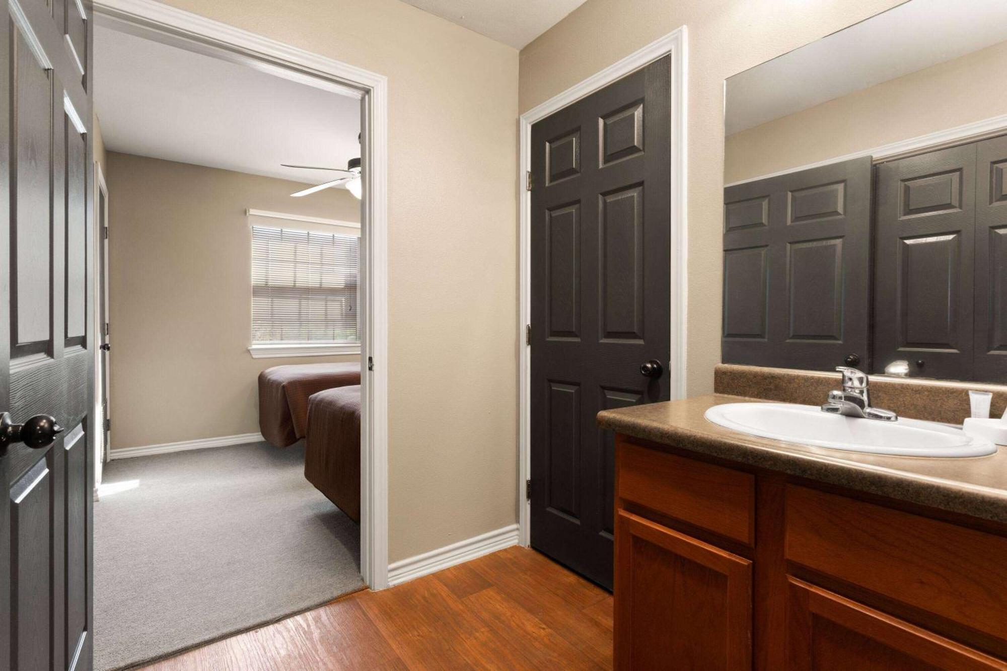 Eagle'S Den Suites Cotulla A Travelodge By Wyndham Esterno foto