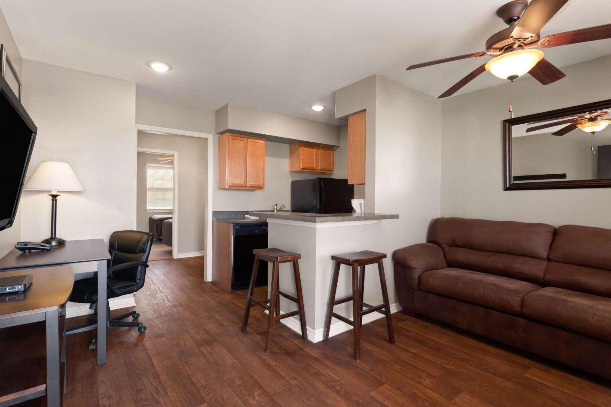 Eagle'S Den Suites Cotulla A Travelodge By Wyndham Esterno foto