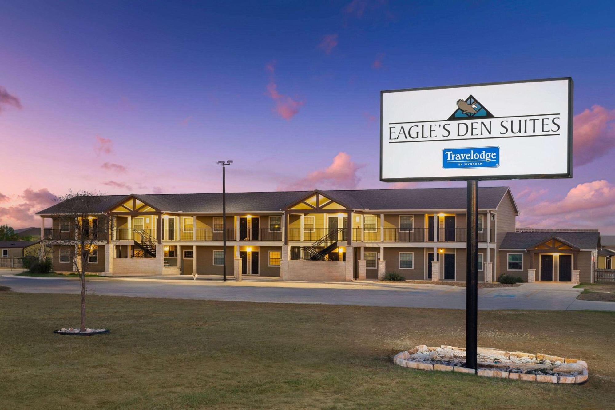 Eagle'S Den Suites Cotulla A Travelodge By Wyndham Esterno foto