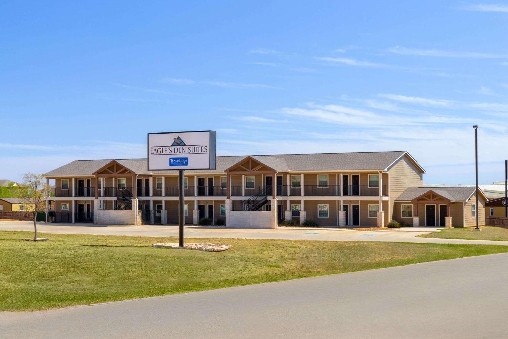 Eagle'S Den Suites Cotulla A Travelodge By Wyndham Esterno foto