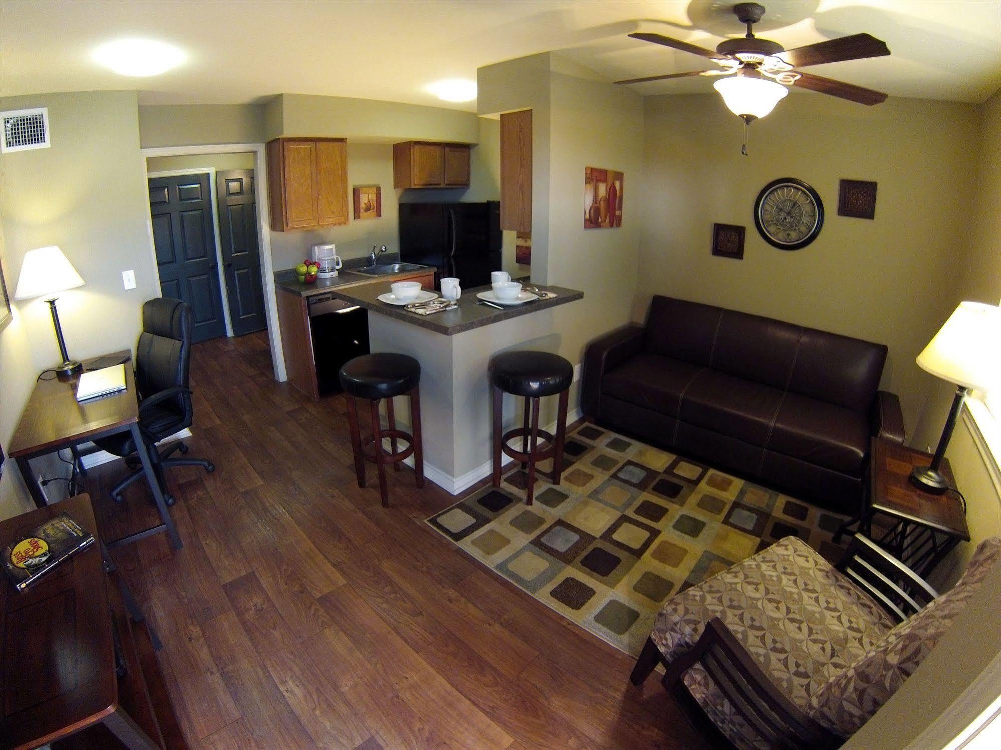 Eagle'S Den Suites Cotulla A Travelodge By Wyndham Esterno foto