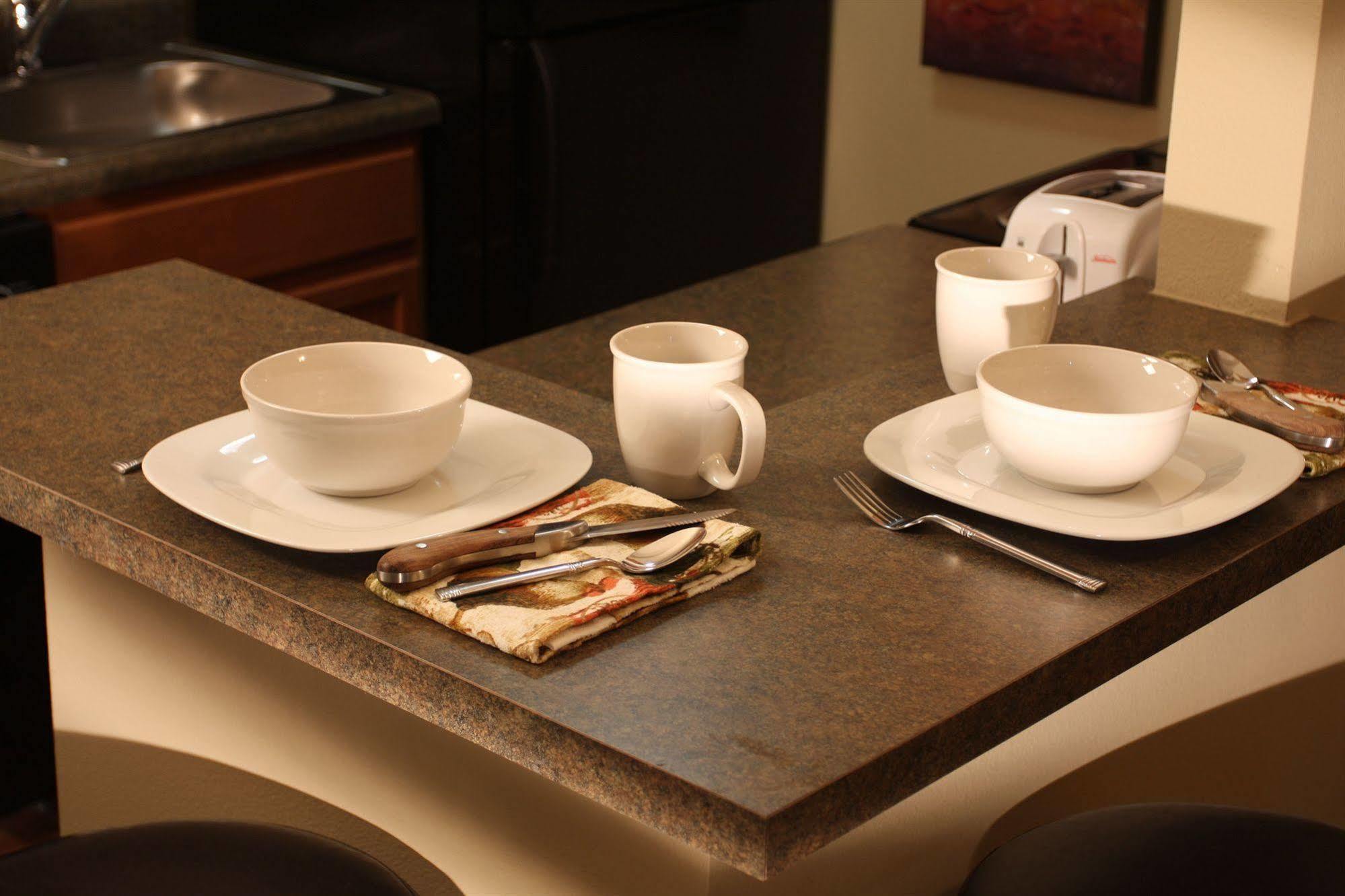 Eagle'S Den Suites Cotulla A Travelodge By Wyndham Esterno foto