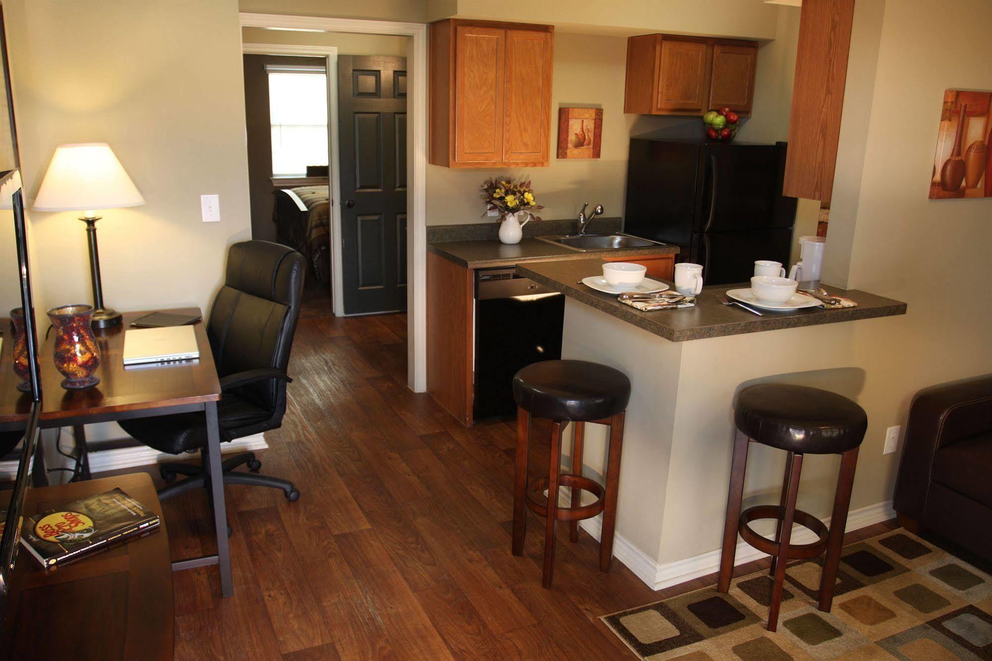 Eagle'S Den Suites Cotulla A Travelodge By Wyndham Esterno foto