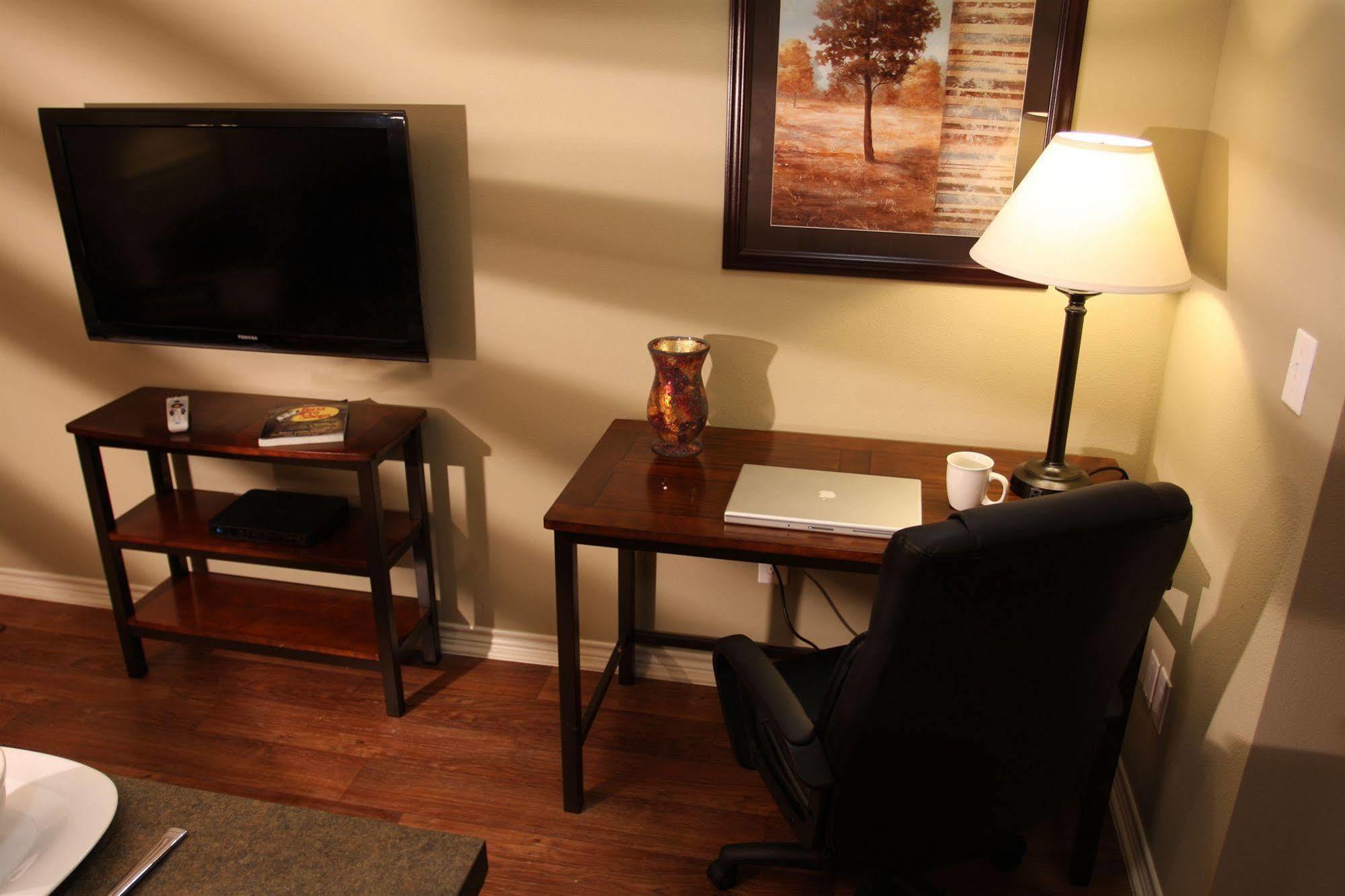 Eagle'S Den Suites Cotulla A Travelodge By Wyndham Esterno foto
