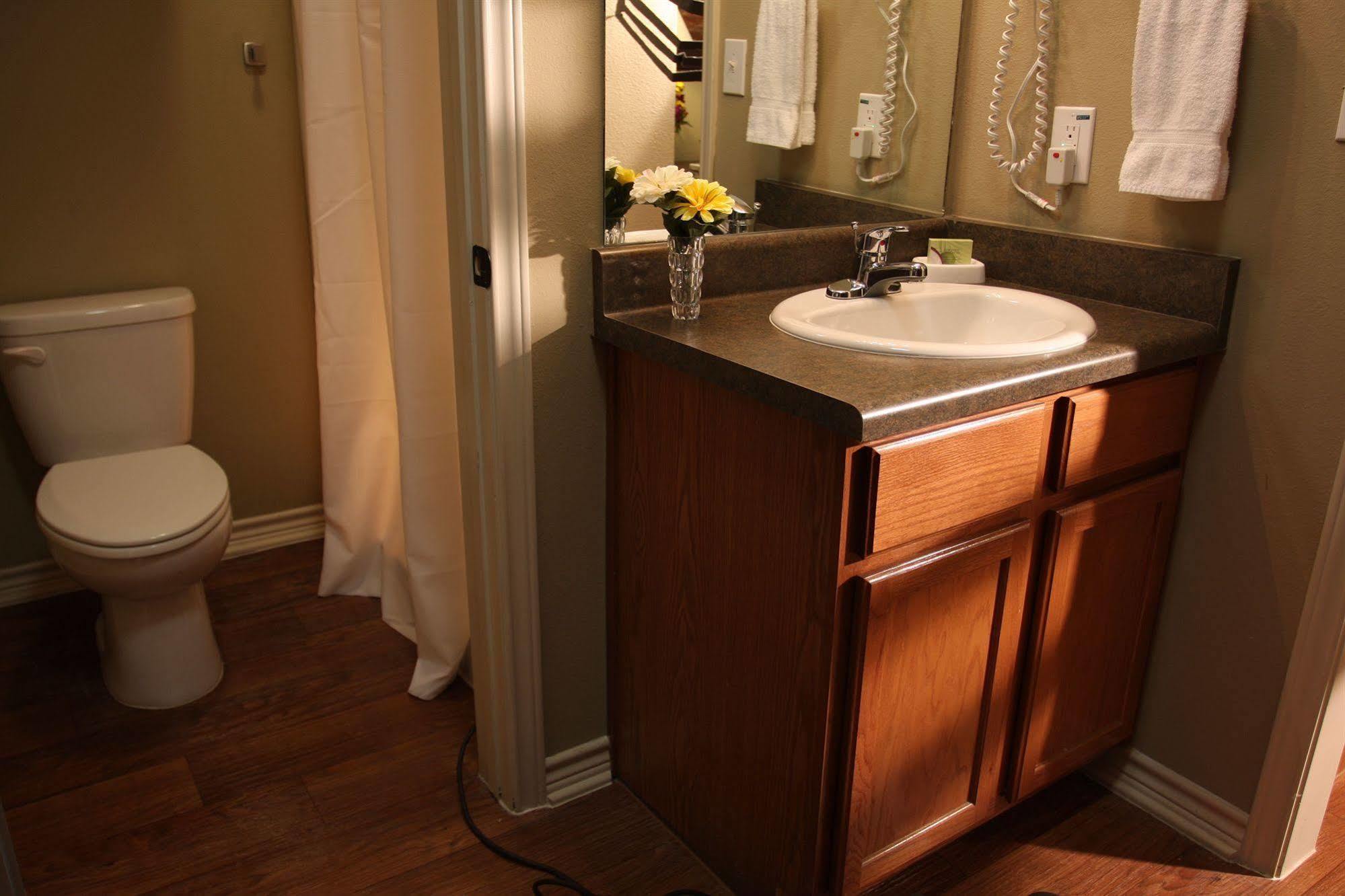 Eagle'S Den Suites Cotulla A Travelodge By Wyndham Esterno foto