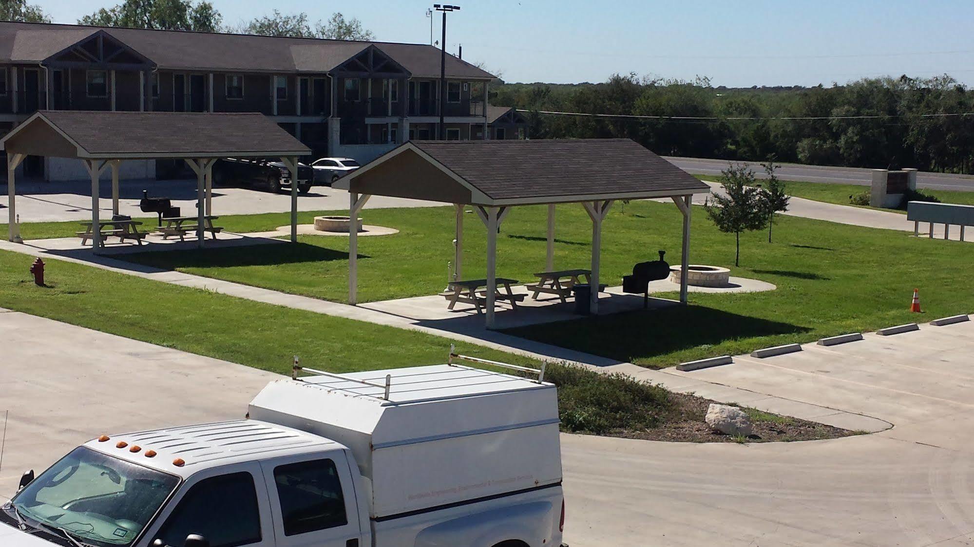Eagle'S Den Suites Cotulla A Travelodge By Wyndham Esterno foto