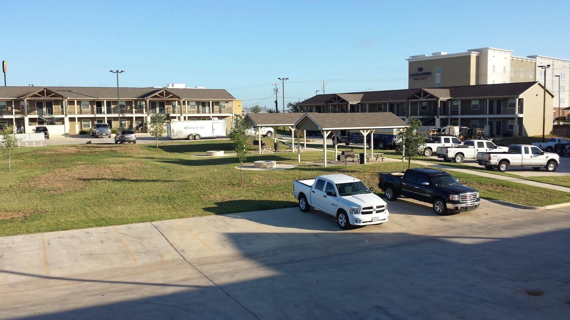 Eagle'S Den Suites Cotulla A Travelodge By Wyndham Esterno foto